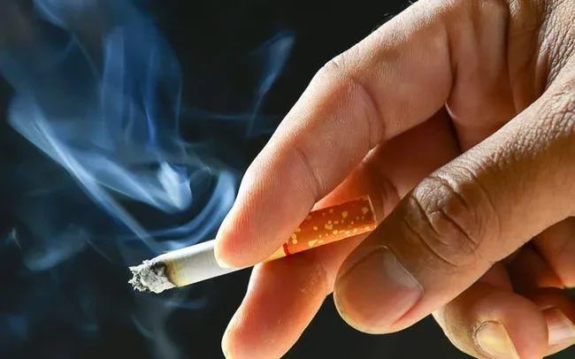 Khói thuốc: Hỗn hợp của hơn 7.000 chất hóa học, trong đó có ít nhất 69 chất gây ung thư