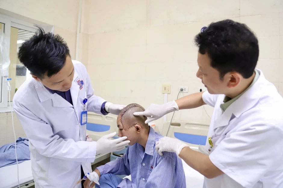 Khối u thái dương vỡ loét, thiếu niên 16 tuổi phát hiện ung thư da Khối u thái dương vỡ loét, thiếu niên 16 tuổi phát hiện ung thư da