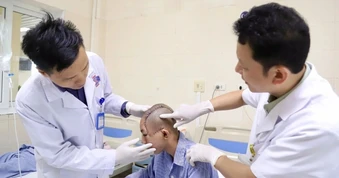 Khối u thái dương vỡ loét, thiếu niên 16 tuổi phát hiện ung thư da