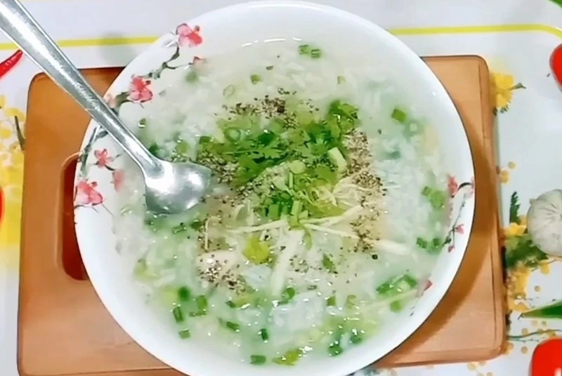 Không chỉ giải cảm, cháo hành còn mang lại nhiều lợi ích sức khỏe Không chỉ giải cảm, cháo hành còn mang lại nhiều lợi ích sức khỏe