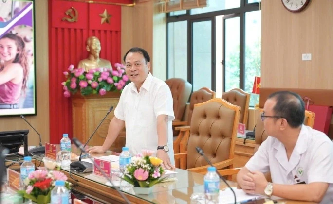 Không dám bắt tay ai vì mặc cảm căn bệnh khiến da bong tróc