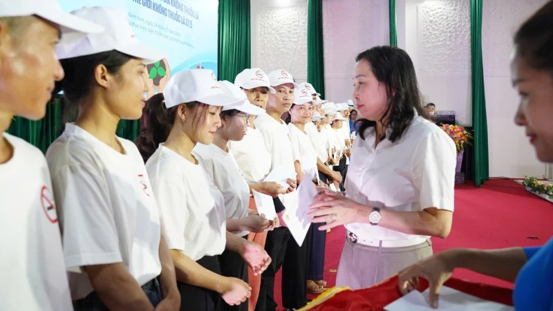 Không để khói thuốc lá phủ lên sức khỏe, tương lai người lao động Không để khói thuốc lá phủ lên sức khỏe, tương lai người lao động
