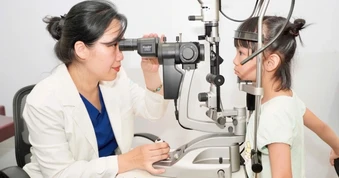 Không phải thiếu ánh sáng, đây mới là nguyên nhân khiến trẻ cận thị sớm