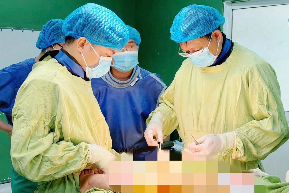 Kích hoạt báo động đỏ, cứu đôi chân bé gái 7 tuổi bị xe tải cán qua Kích hoạt báo động đỏ, cứu đôi chân bé gái 7 tuổi bị xe tải cán qua