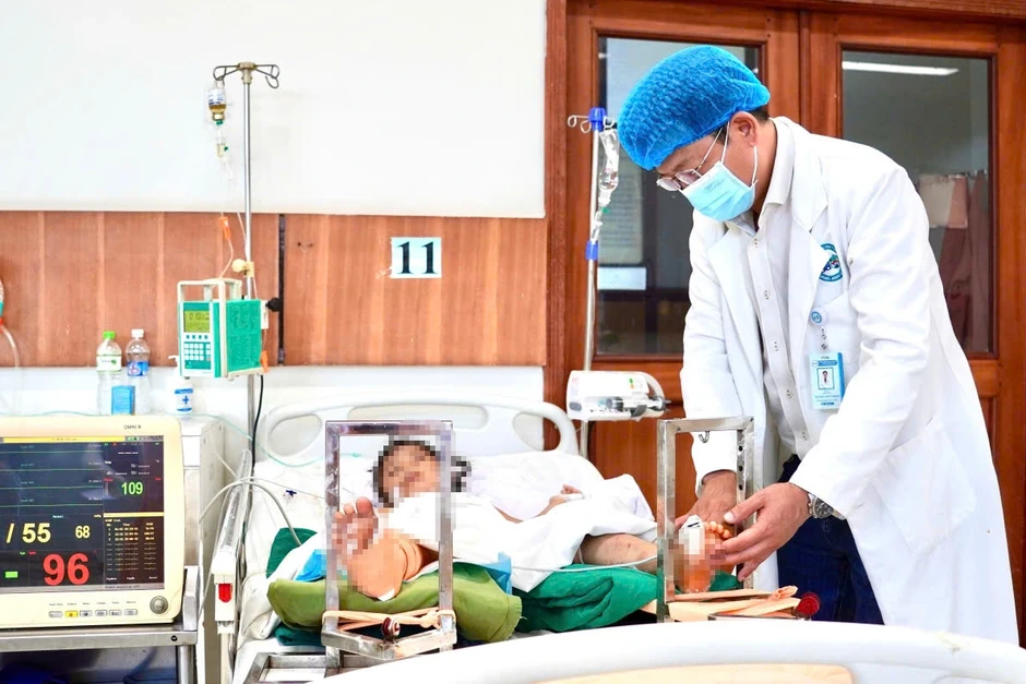 Kích hoạt báo động đỏ, cứu đôi chân bé gái 7 tuổi bị xe tải cán qua Kích hoạt báo động đỏ, cứu đôi chân bé gái 7 tuổi bị xe tải cán qua