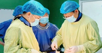 Kích hoạt báo động đỏ, cứu đôi chân bé gái 7 tuổi bị xe tải cán qua