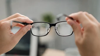 Kiểm tra để biết vì sao mắt bạn đột ngột nhìn mờ? - Báo TinVina