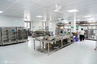 Kiểm tra đột xuất bếp ăn tập thể tại Hà Nội, Ninh Bình sau vụ 300 tấn lợn bẩn