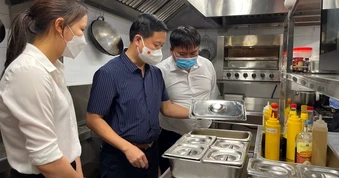 Kiểm tra đột xuất bếp ăn tập thể tại Hà Nội, Ninh Bình
