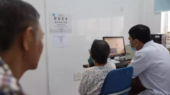 Kiệt sức bởi gồng gánh 'trả nợ, nuôi con, chăm bố mẹ già'