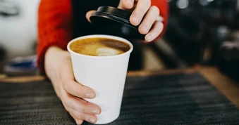Kiểu uống cà phê quen thuộc tiềm ẩn nguy cơ với não và tim mạch
