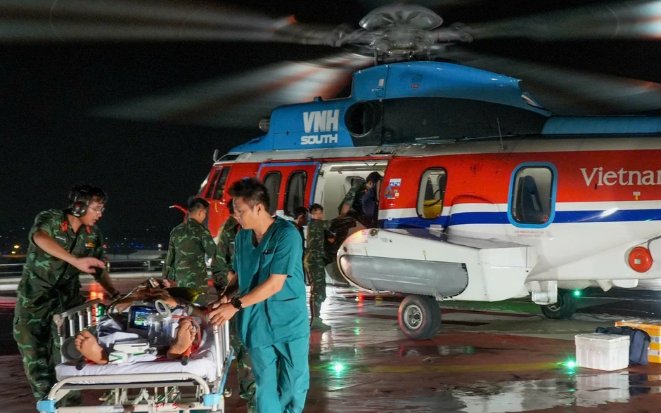 Kịp thời vận chuyển 2 bệnh nhân nguy cấp từ Trường Sa về đất liền điều trị Kịp thời vận chuyển 2 bệnh nhân nguy cấp từ Trường Sa về đất liền điều trị