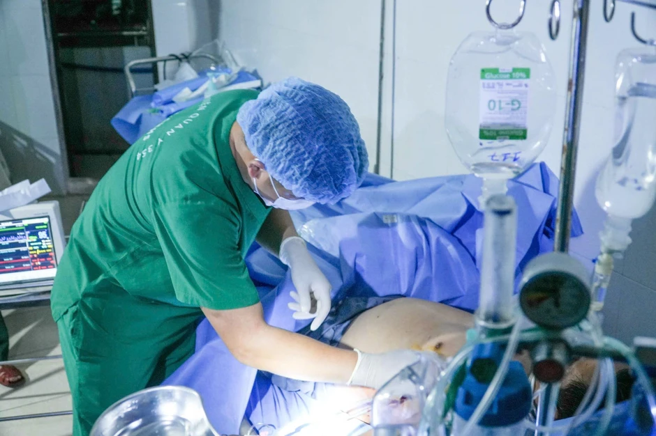 Kịp thời vận chuyển 2 bệnh nhân nguy cấp từ Trường Sa về đất liền điều trị Kịp thời vận chuyển 2 bệnh nhân nguy cấp từ Trường Sa về đất liền điều trị