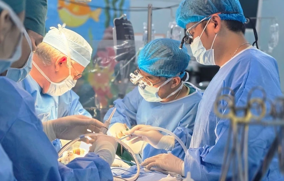 Lá gan của người mẹ cứu con trai 14 tuổi thoát ung thư Lá gan của người mẹ cứu con trai 14 tuổi thoát ung thư