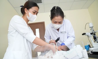 Lác mắt ở trẻ sơ sinh có tự khỏi? - Báo TinVina