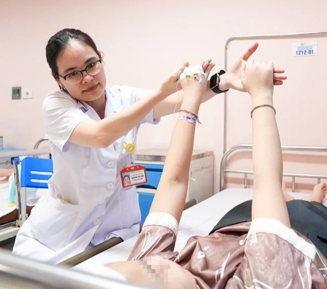 Làm chủ kỹ thuật phẫu thuật động kinh theo chuẩn quốc tế, cứu bé gái khỏi 4 năm co giật Làm chủ kỹ thuật phẫu thuật động kinh theo chuẩn quốc tế, cứu bé gái khỏi 4 năm co giật