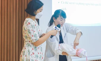 Làm gì khi trẻ sặc sữa? - Báo TinVina