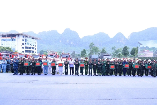Lần đầu diễn tập thực địa với bệnh viện dã chiến 100 giường Lần đầu diễn tập thực địa với bệnh viện dã chiến 100 giường