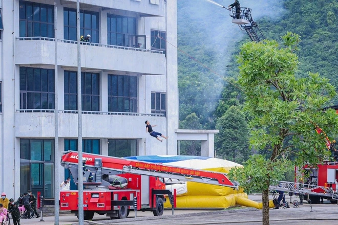 Lần đầu diễn tập thực địa với bệnh viện dã chiến 100 giường Lần đầu diễn tập thực địa với bệnh viện dã chiến 100 giường