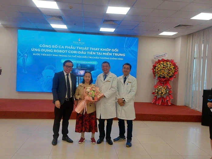 Lần đầu tại miền Trung: Thay khớp gối bằng robot, bệnh nhân tập đi ngay sau mổ Lần đầu tại miền Trung: Thay khớp gối bằng robot, bệnh nhân tập đi ngay sau mổ