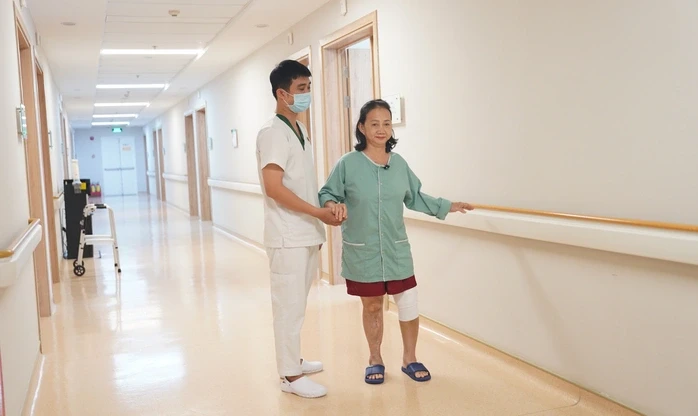 Lần đầu tại miền Trung: Thay khớp gối bằng robot, bệnh nhân tập đi ngay sau mổ Lần đầu tại miền Trung: Thay khớp gối bằng robot, bệnh nhân tập đi ngay sau mổ