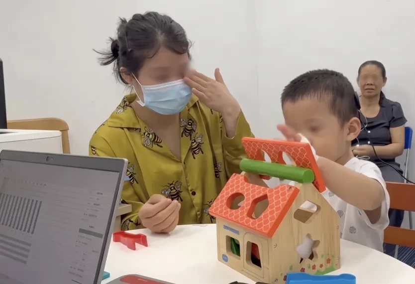 Lần đầu tiên cấy điện cực thính giác thân não cho trẻ bị điếc bẩm sinh nặng