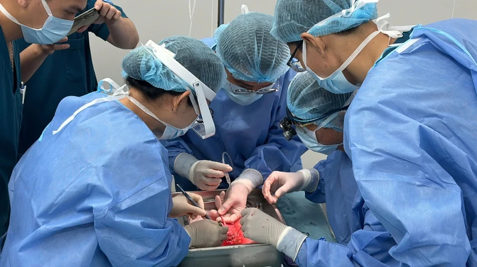 Lần đầu tiên ghép thận thành công tại Bệnh viện Nhi đồng 1 Lần đầu tiên ghép thận thành công tại Bệnh viện Nhi đồng 1