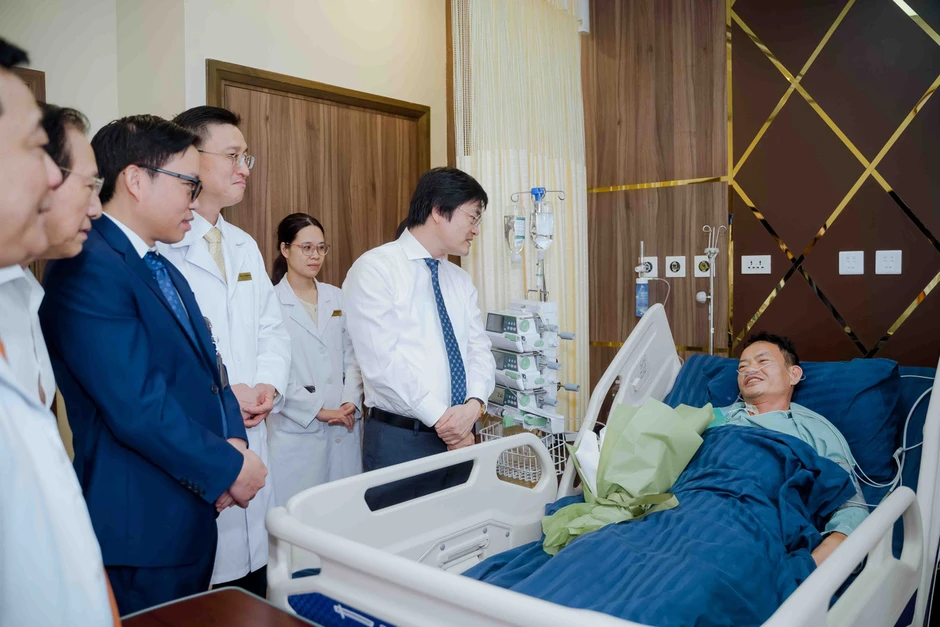 Lần đầu tiên tại Việt Nam - Vinmec phẫu thuật xuyên Việt hai chiều bằng robot cách xa 1.700 km Lần đầu tiên tại Việt Nam - Vinmec phẫu thuật xuyên Việt hai chiều bằng robot cách xa 1.700 km