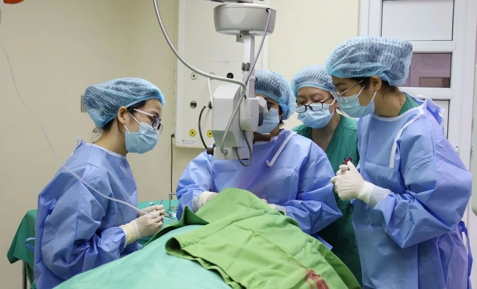 Lần đầu tiên triển khai kỹ thuật ghép giác mạc tại tỉnh Quảng Ninh Lần đầu tiên triển khai kỹ thuật ghép giác mạc tại tỉnh Quảng Ninh