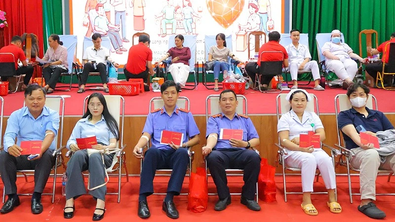 Lan tỏa mạnh mẽ phong trào hiến máu tình nguyện ở Vĩnh Long Lan tỏa mạnh mẽ phong trào hiến máu tình nguyện ở Vĩnh Long