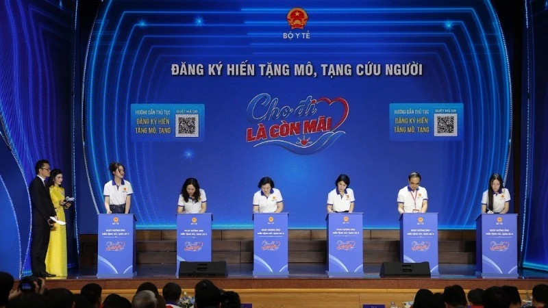 Lan tỏa phong trào hiến tặng mô, tạng để xây dựng nền y học hiện đại, nhân văn, vì hạnh phúc của muôn người Lan tỏa phong trào hiến tặng mô, tạng để xây dựng nền y học hiện đại, nhân văn, vì hạnh phúc của muôn người