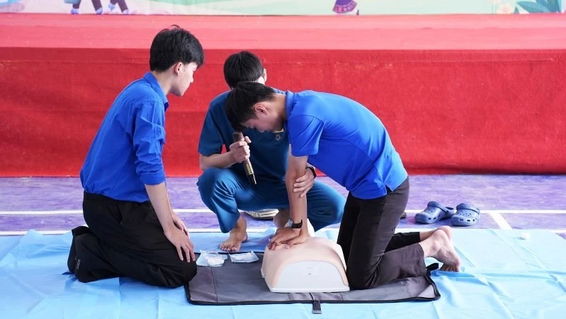 Lan tỏa tinh thần tình nguyện vì sức khỏe cộng đồng ở vùng cao A Lưới