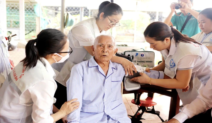 Lãnh đạo TPHCM yêu cầu khám sức khỏe toàn dân không chạy theo thành tích