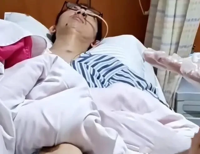 Lập trình viên 40 tuổi bị phình động mạch do làm việc nhiều giờ, bác sĩ cảnh báo: Đừng bỏ qua dấu hiệu cảnh báo này từ cơ thể Lập trình viên 40 tuổi bị phình động mạch do làm việc nhiều giờ, bác sĩ cảnh báo: Đừng bỏ qua dấu hiệu cảnh báo này từ cơ thể