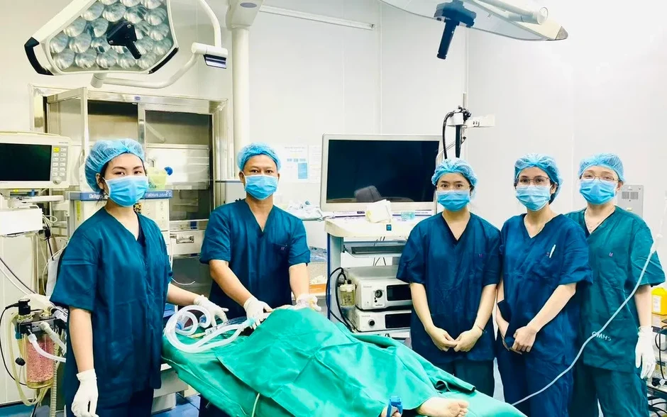 Lấy búi tóc lớn trong dạ dày bé gái mắc hội chứng ăn vật lạ Lấy búi tóc lớn trong dạ dày bé gái mắc hội chứng ăn vật lạ