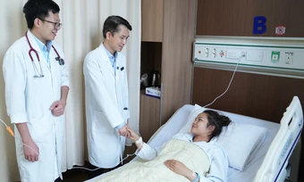 Lấy máu tự thân vá lỗ rò dịch não tủy - Báo TinVina