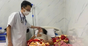 Lấy mẫu xét nghiệm chùm ca nghi ngộ độc thực phẩm tại Quảng Ngãi