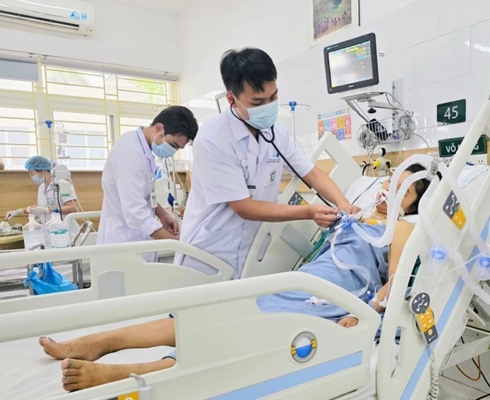 Liên tiếp cấp cứu bệnh nhân rắn độc cắn, bác sĩ cảnh báo mất "thời gian vàng" vì tin mẹo dân gian Liên tiếp cấp cứu bệnh nhân rắn độc cắn, bác sĩ cảnh báo mất "thời gian vàng" vì tin mẹo dân gian
