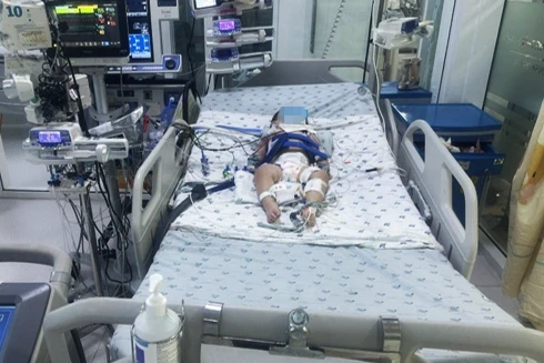 Liên tiếp có 3 trẻ ngạt nước ngưng tim khi du lịch, tắm hồ bơi cùng cha mẹ Liên tiếp có 3 trẻ ngạt nước ngưng tim khi du lịch, tắm hồ bơi cùng cha mẹ