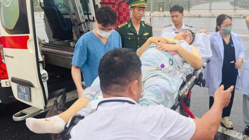 Liên tiếp mở luồng xanh cho xe cứu thương cấp cứu bệnh nhân vì mục đích nhân đạo Liên tiếp mở luồng xanh cho xe cứu thương cấp cứu bệnh nhân vì mục đích nhân đạo
