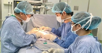 Liên tiếp trẻ phải cắt tinh hoàn vì đến viện muộn