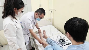 Liệt vận động vì thói quen khoanh chân khi ngồi thời gian dài