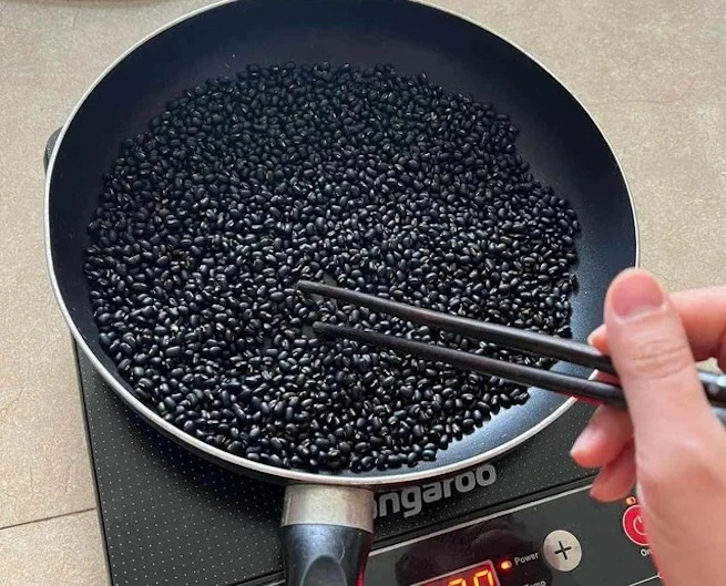Loại hạt được ví như "vàng đen" dưỡng thận, tốt từ mắt tới tóc, tim mạch, ngoại hình: Chợ Việt vài chục nghìn cả cân Loại hạt được ví như "vàng đen" dưỡng thận, tốt từ mắt tới tóc, tim mạch, ngoại hình: Chợ Việt vài chục nghìn cả cân