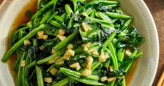 Loại rau được ví như "mỹ phẩm tự nhiên", giúp da sáng, giảm tàn nhang, dưỡng tóc đen và bóng hơn, chợ Việt bán rất rẻ
