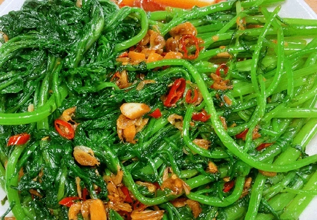 Loại rau "tốt nhất thế giới", xưa chỉ dùng cho vua chúa, nay chợ Việt bán vài nghìn cả mớ: Cực tốt cho sức khỏe!