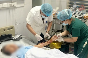 Lóc da, hở lộ xương sau khi bị chó nhà nuôi tấn công