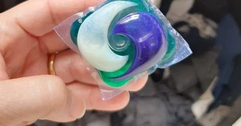 Lời cảnh báo đến tất cả các gia đình đang dùng viên giặt xả: Một người phụ nữ suýt bị mù!