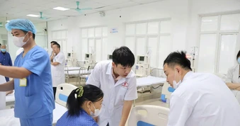 Lời kể của bác sĩ trẻ quỳ xuống đường hồi sức cứu sống nam thanh niên gặp nạn