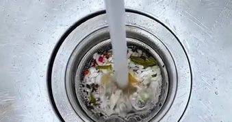 Lời khuyên cho những gia đình dùng lưới lọc bồn rửa khi rửa bát