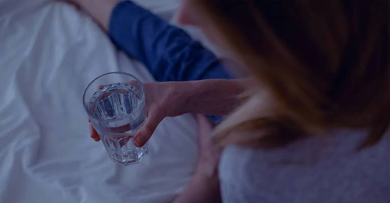 Lời khuyên cho những người hay uống nước đêm